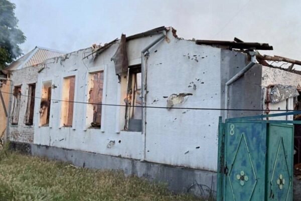 Окупанти вдарили по двох районах Дніпропетровщини: Пошкоджені торговельний центр та два приватні будинки