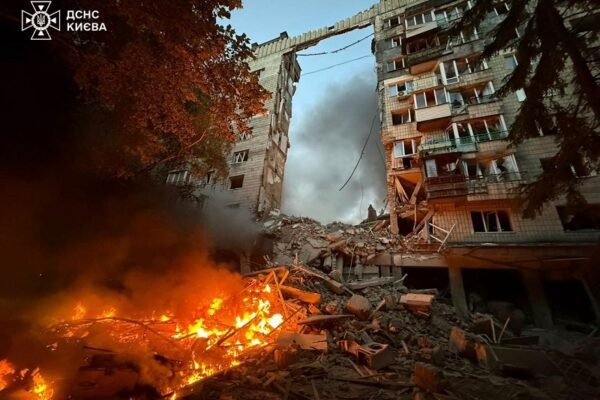 Через ворожий удар по багатоповерхівці в Києві є загроза обвалу, – ДСНС