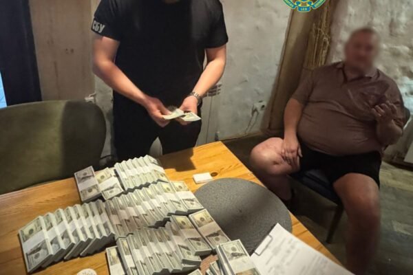 В Києві затримали шахраїв, які “продавали” посаду керівника ДП за півмільйона доларів