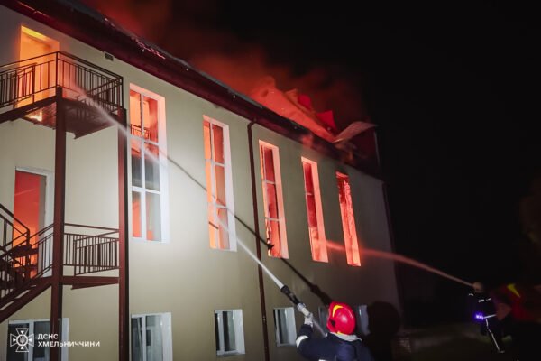 Внаслідок влучання блискавки у будинок молитви на Хмельниччині зайнялася масштабна пожежа