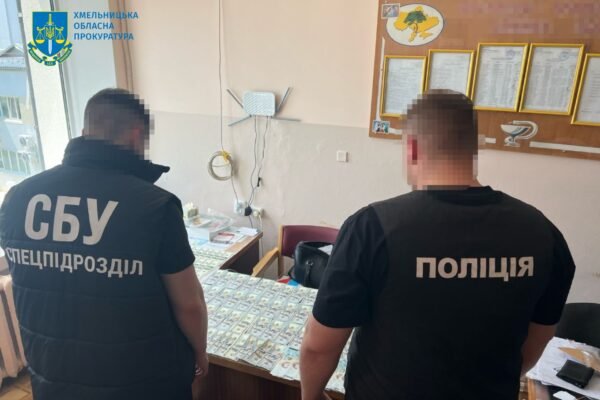 На Хмельниччині на хабарі за встановлення інвалідності затримали травматолога: В кабінеті знайшли мільйони готівки