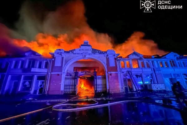 Росіяни масовано атакували Одесу: Зруйновано багатоповерхівку, на “Привозі” вирують масштабні пожежі