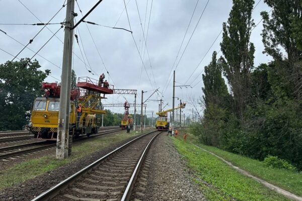 Під час нічної атаки у Києві пошкоджено залізничну інфраструктуру