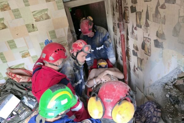 У Києві з-під завалів будинку дістали чоловіка. Він живий