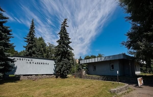 Внаслідок нічних обстрілів Києва зафіксовано пошкодження на кіностудії імені Довженка