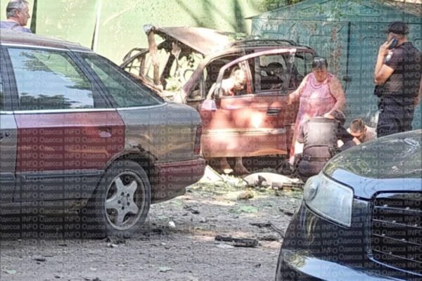 У середмісті Одеси вибухнув автомобіль. Поранено водія