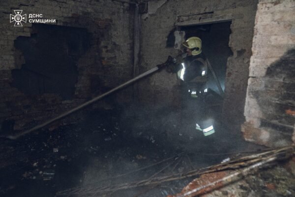 Росіяни вночі вдарили по Сумах. Зайнялися пожежі (ФОТО)