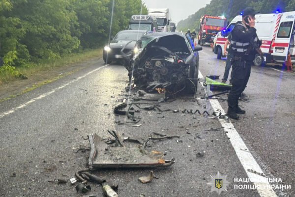 На Львівщині автобус сполученням “Чернігів-Прага” виїхав на зустрічну та протаранив легковик. Поранено понад 30 людей