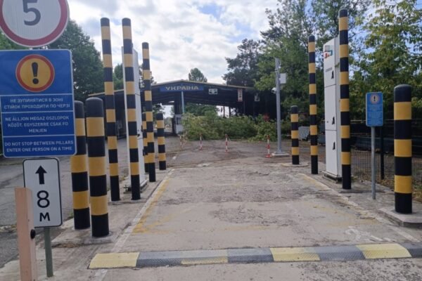 На одному з пунктів пропуску українсько-угорського кордону тимчасово припинено рух транспорту