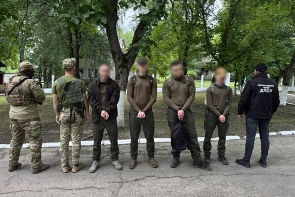 Ховалися в бур’янах: На кордоні з Румунією затримали групу чоловіків у камуфляжі