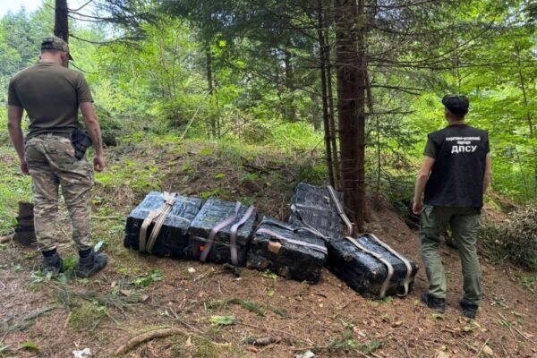 Чоловіків із контрабандними цигарками на понад 200 тис. грн затримали неподалік кордону на Буковині