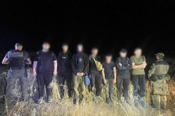 Сімох чоловіків призовного віку затримали неподалік кордону з Молдовою