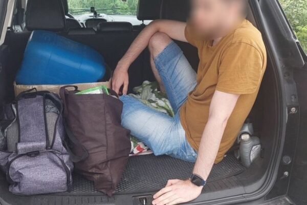 На кордоні в багажнику авто виявили чоловіка, що ховався під ковдрою