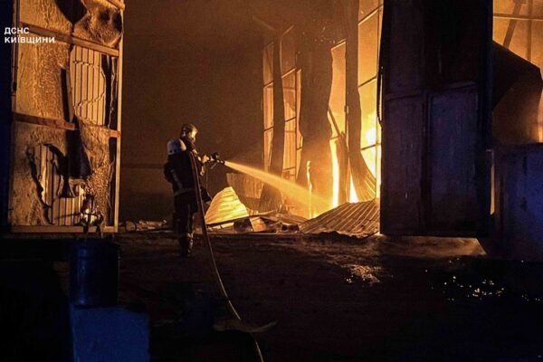 Росіяни знову атакували з повітря Київщину: Є руйнування і поранені