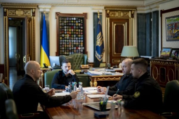 Зеленський провів нараду щодо оборонної сфери: Обговорив виробництво зброї та домовленості з партнерами