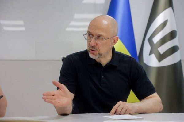 Шмигаль провів нараду із Умєровим: Обговорили забезпечення воїнів необхідною технікою та озброєнням