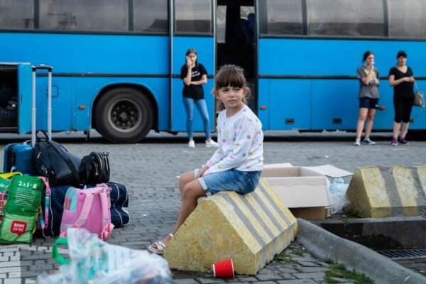 З 10 населених пунктів на Донеччині оголошено примусову евакуацію родин з дітьми