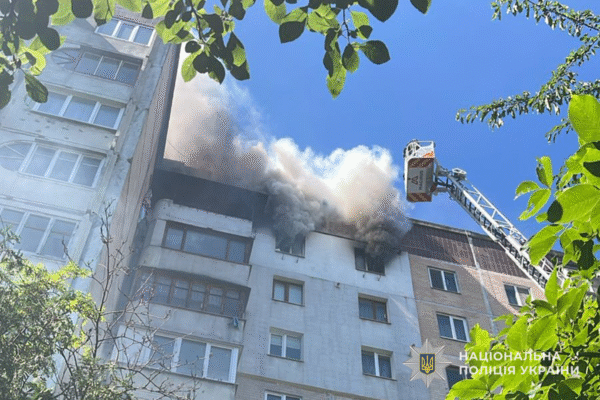 З палаючої квартири у Тернополі врятували дитину (ФОТО)