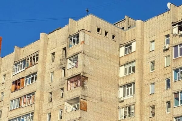 В Сумах через ранкову атаку дронів є влучання в будинок та АЗС