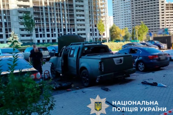 В одному з районів Києва вибухнув позашляховик. Є потерпілий