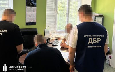 Підозру від ДБР отримав хмельницький поліцейський, що побив затриманого