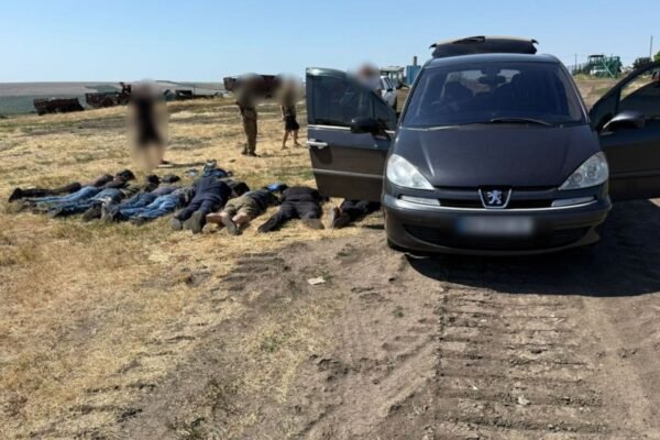 На кордоні з Молдовою зупинили легковик, в якому виявили 8 військовозобов’язаних чоловіків