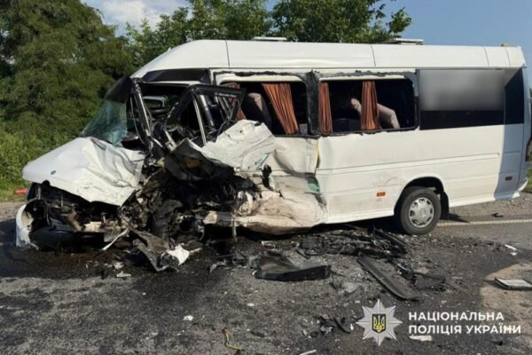 На Хмельниччині внаслідок ДТП з автобусом постраждали 18 людей