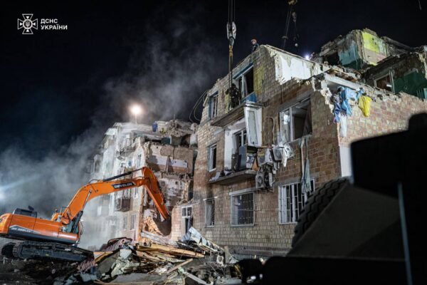 Рятувальники продовжують ліквідовувати наслідки обстрілу Києва: кількість загиблих зросла