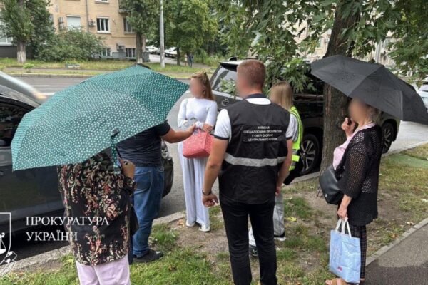 У Києві затримали жінку, яка сприяла зняттю з розшуку та надавала бронювання військовозобов’язаним на своєму підприємстві