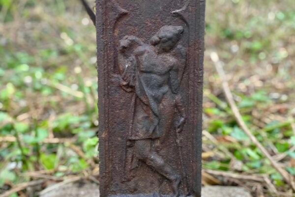 В Ужгороді на старому цвинтарі виявили унікальний хрест із зображенням античного героя Паріса