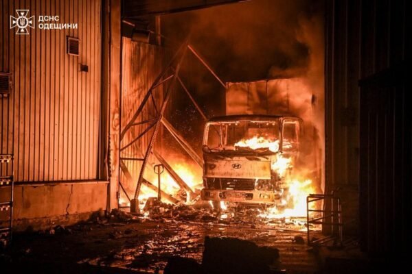 Ворог атакував дронами Одесу: Зайнялася пожежа на складах