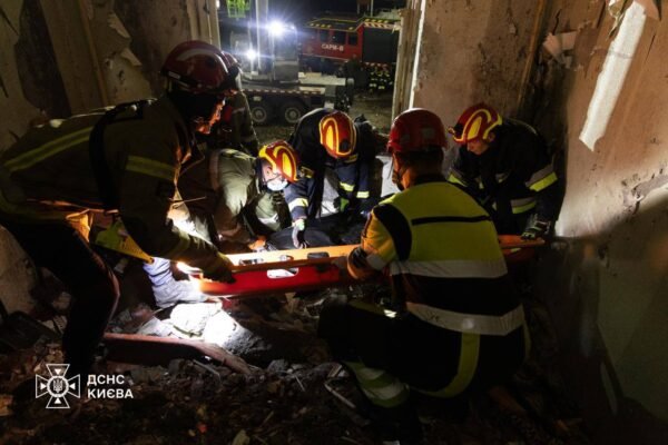 Кількість жертв зросла: В Києві з-під завалів деблокували тіло чоловіка