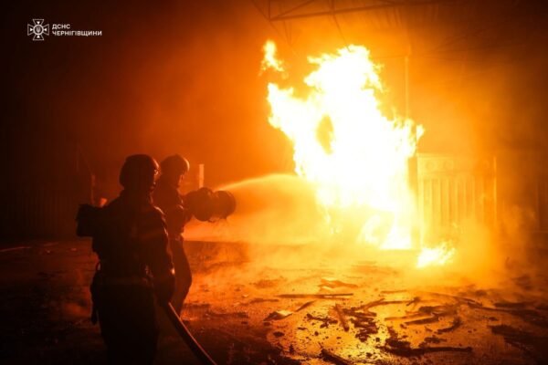 Внаслідок прицільної атаки на Чернігівщині поранено 4 рятувальників