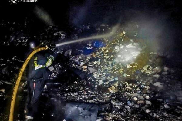 На Київщині ворог вдарив по рятувальниках, що гасили пожежу на автостоянці після прильоту