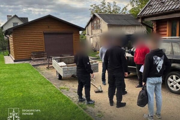 Командир частини на Рівненщині залучив підлеглих до будівництва будинку