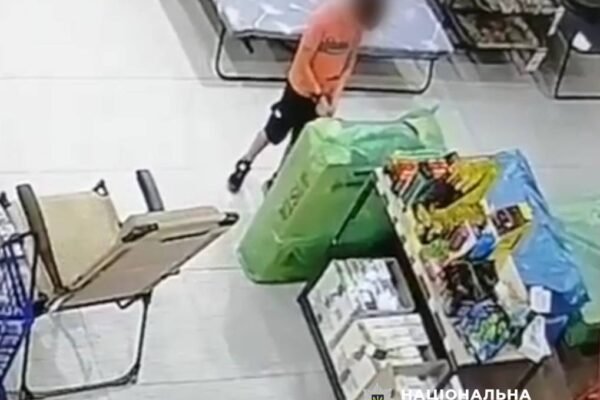 В одному з гіпермаркетів Києва 6-річний хлопчик влаштував пожежу.Збитки перевищують 30 тис. грн