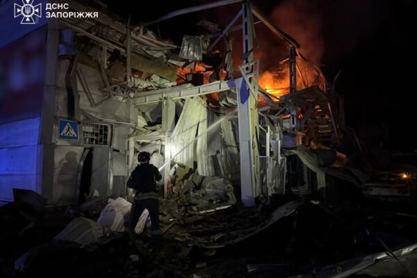 Вночі ворог атакував Запоріжжя дронами. Зруйновано магазин, пошкоджені багатоповерхівки