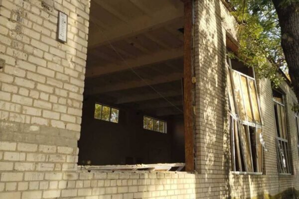 У Херсоні внаслідок обстрілів пошкоджені кілька навчальних закладів та багатоповерхівка (ФОТО)