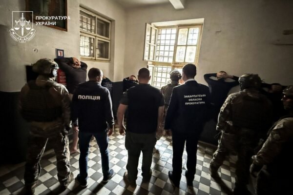 На Закарпатті викрили «кримінального авторитета», який з в’язниці організовував втечу чоловіків за кордон