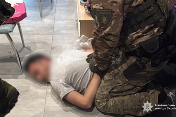 Тернопільські правоохоронці вилучили в мешканця Узбекистану автомат Калашникова