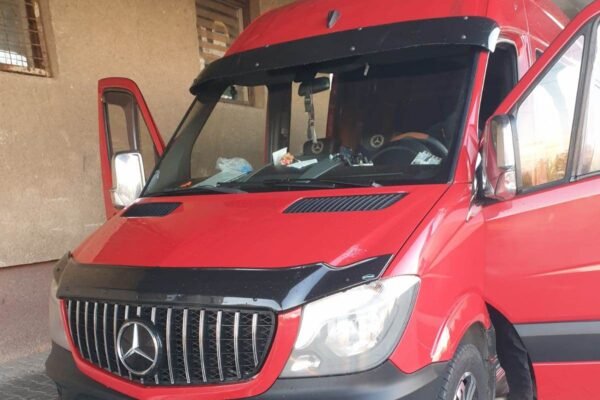 Митники конфіскували в закарпатця автомобіль, в якому той нелегально перевозив сигарети