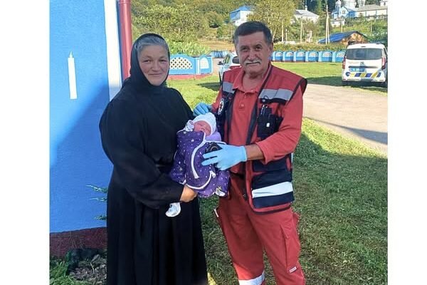 На Закарпатті у капличці біля монастиря знайшли немовля