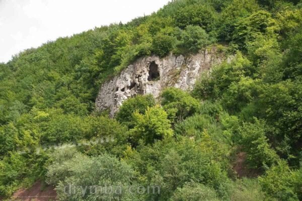 На Прикарпатті знайшли унікальний скельно-печерний комплекс княжого періоду