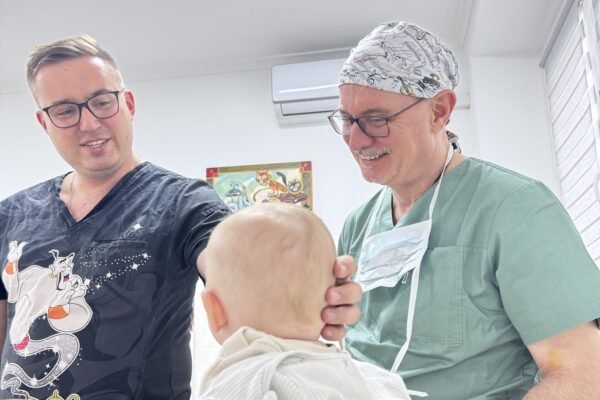 У Львові пластичний хірург з Туреччини провів 15 складних операцій для дітей з вадами обличчя