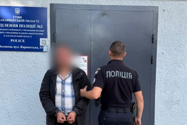 На Закарпатті поліція затримала ґвалтівника, коли той глумився над пенсіонеркою