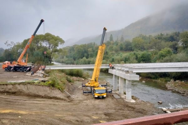 На Львівщині будують новий міст через річку Опір