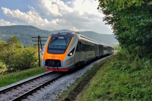 Укрзалізниця на вихідні запускає додаткові потяги в Карпати