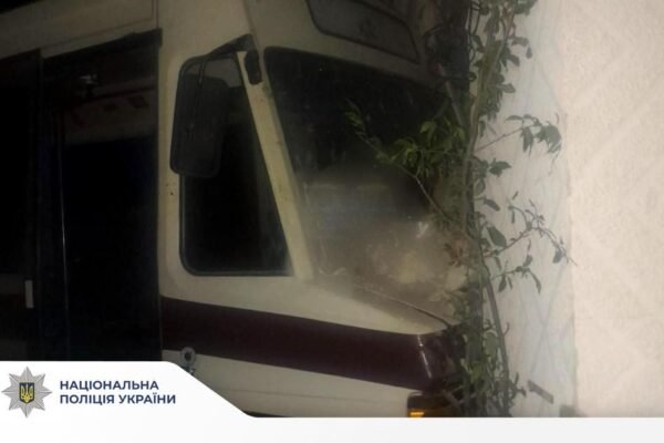 На Івано-Франківщині автобус на швидкості вʼїхав у житловий будинок