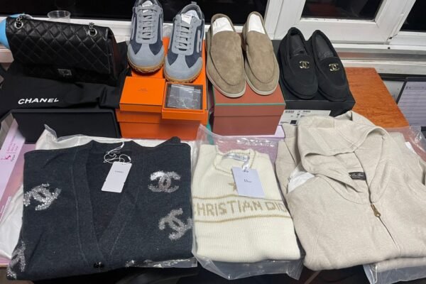 HERMES, CHANEL, Dior на мільйон: митники зупинили бус з брендовим одягом і взуттям