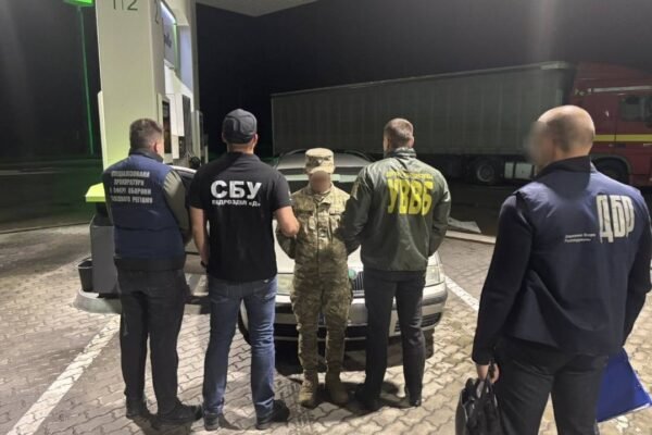 На Закарпатті викрили двох прикордонників, які за гроші намагалися переправити ухилянтів у Словаччину